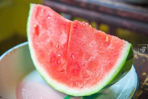 乌克兰群众吃瓜,群众“吃瓜”热议，揭秘战火中的生活百态